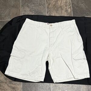 Chaps Men's Light Cream Cargo Shorts